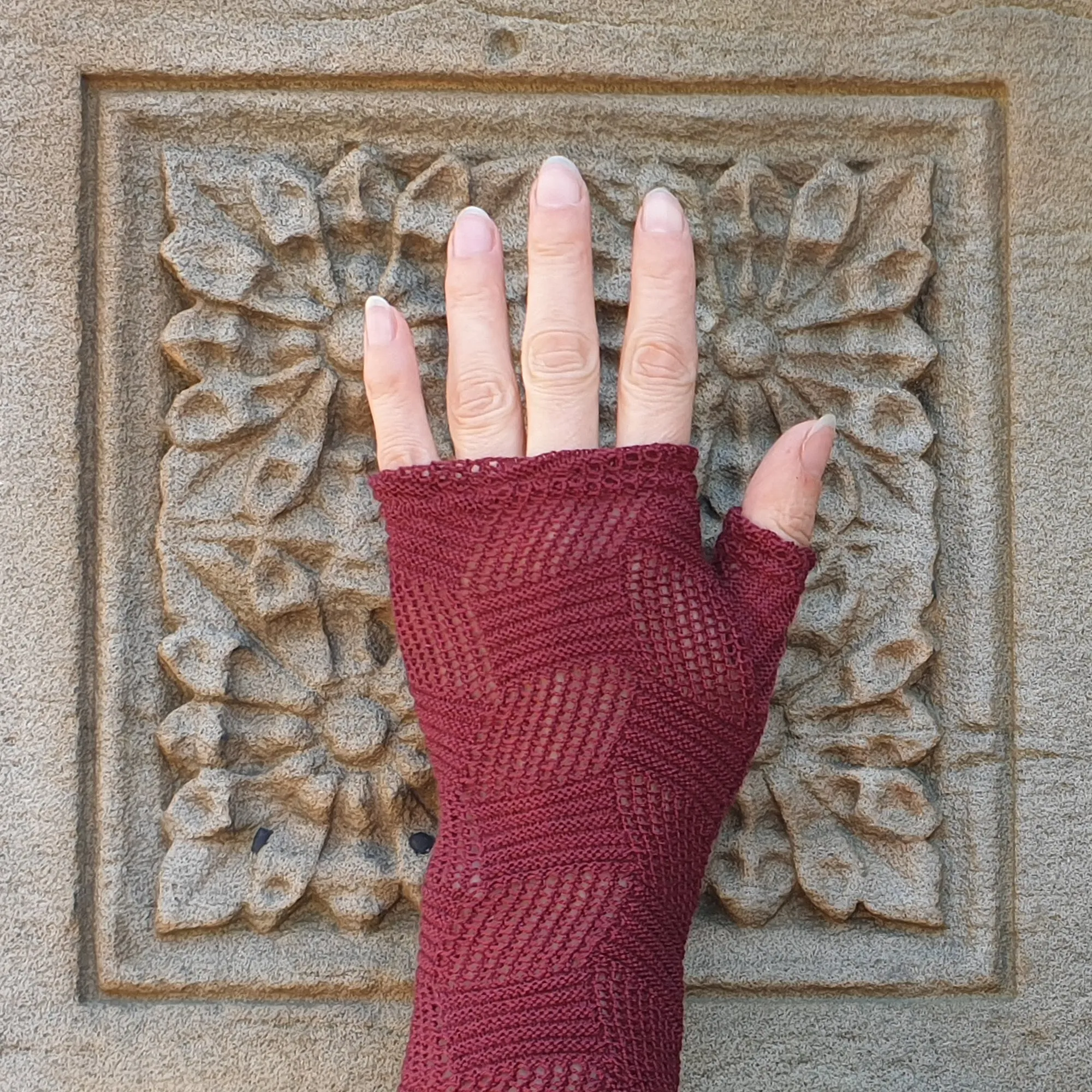 Burgundy diamonds knit merino fingerless gloves